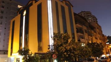 Overnatningsstedets facade – aften/nat