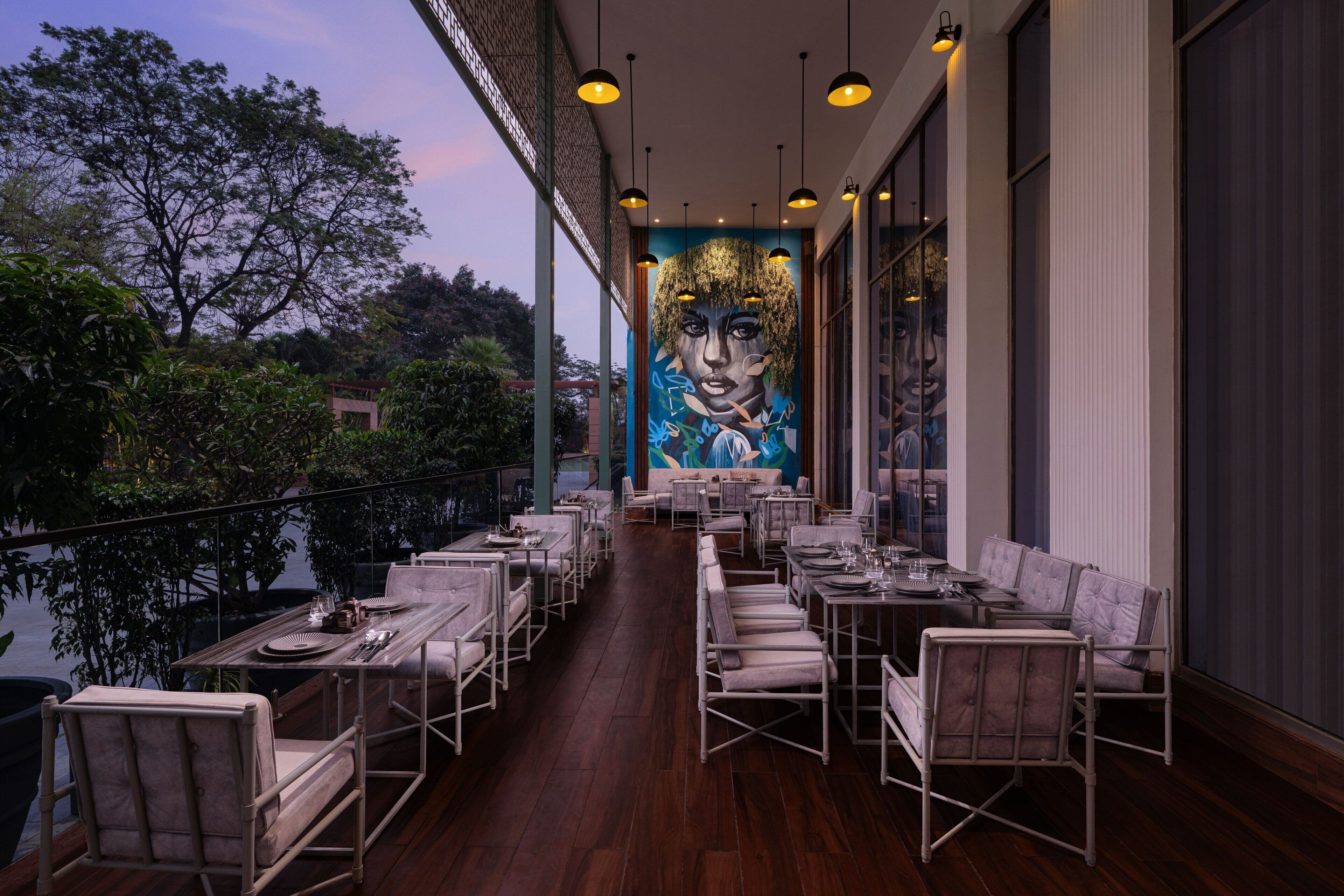 3 restaurants, breakfast, lunch, dinner served; international cuisine