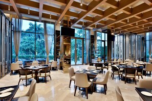 Fridge, electric kettle, cookware/dishes/utensils - Indore Marriott Hotel (Indore)
