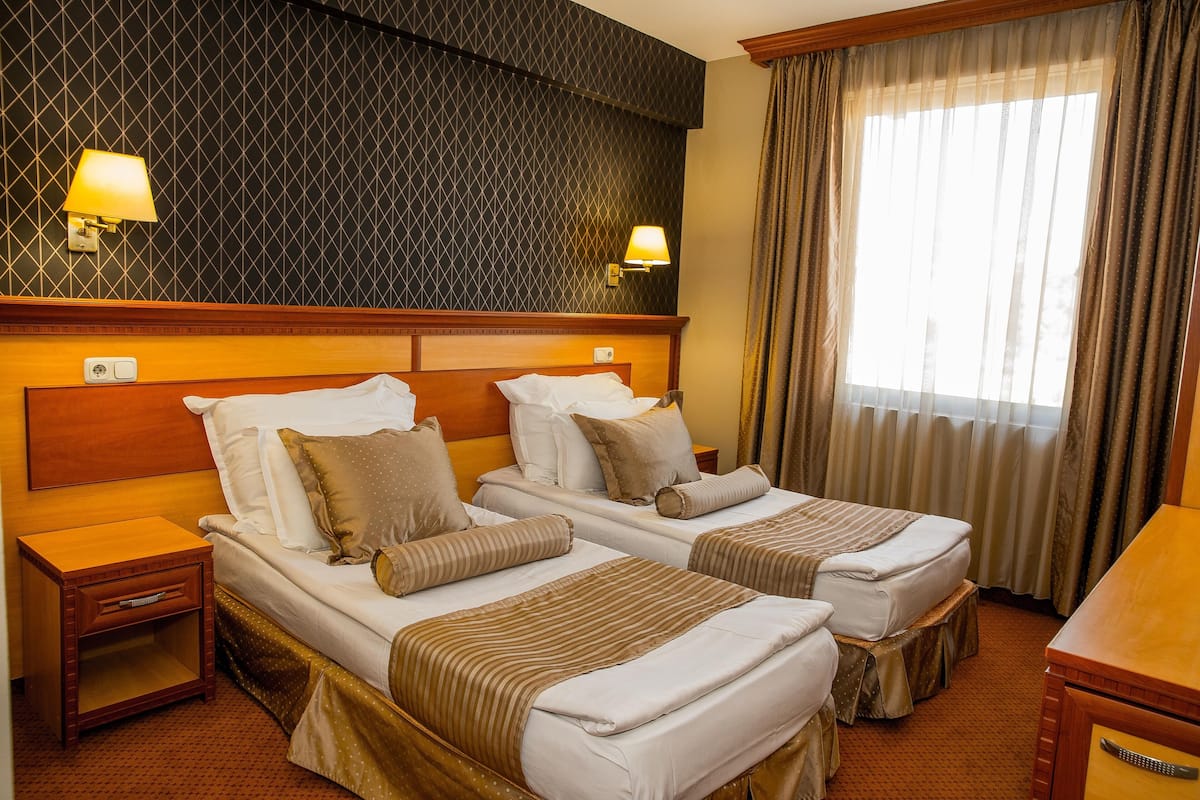 Classic Double Room | Bar mini, peti besi dalam bilik, meja, kalis bunyi