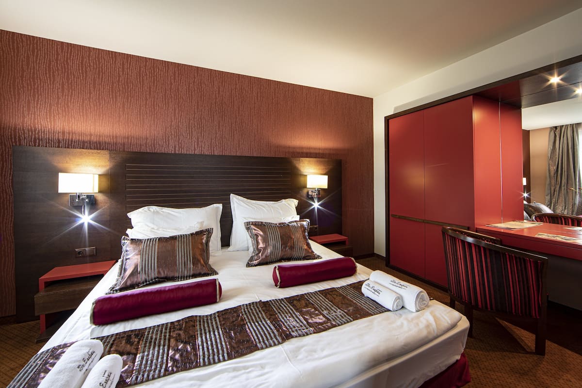 Deluxe Junior Suite | Bar mini, peti besi dalam bilik, meja, kalis bunyi