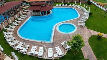 Innendørsbasseng, sesongbasert utendørsbasseng og bassengparasoller