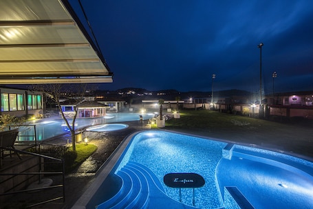 Fachada de la propiedad por la tarde o noche. Ezeretz SPA Hotel