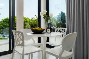 Luxury Apartment, 1 Bedroom, Kitchenette, Mountain View (Kalahari 1) | In-room safe, desk, iron/ironing board, free WiFi - Sunset Splendour Guesthouse (Cape Town)