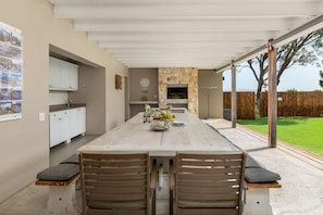 BBQ/picnic area - Sunset Splendour Guesthouse (Cape Town)