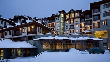 واجهة المنشأة - في المساء/الليل