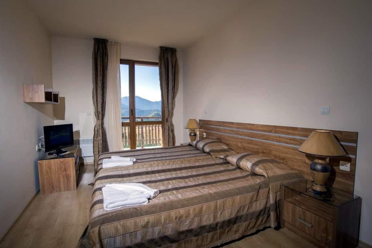 Comfort kamer, 1 twee- of 2 eenpersoonsbedden | Een kluis op de kamer, een bureau, beddengoed