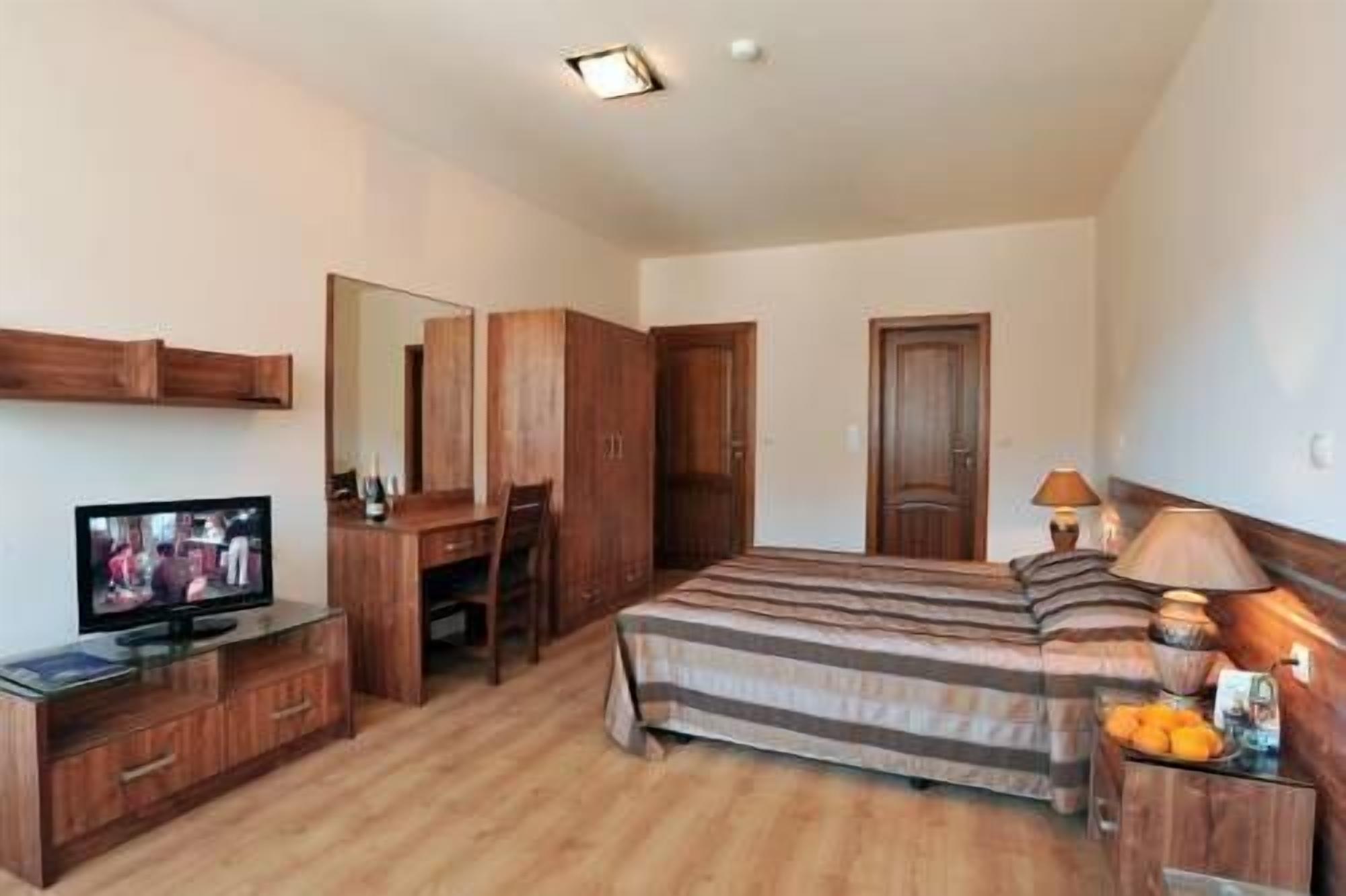 خزنة داخل الغرفة ومكتب وملاءات أسرّة