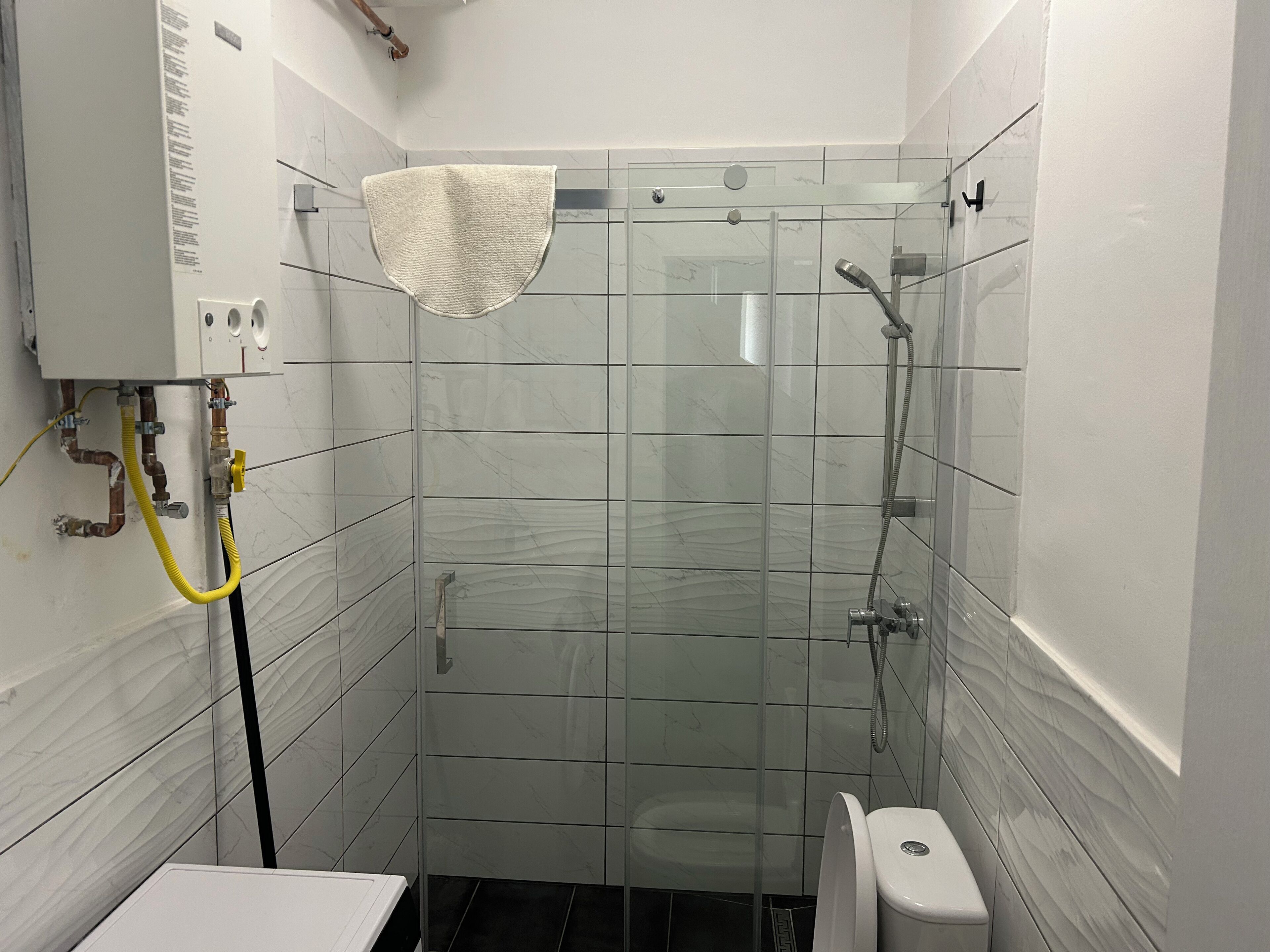 Een douche, een haardroger, handdoeken