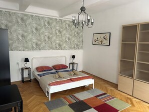 2 bedrooms, desk, blackout curtains, iron/ironing board - Diamond Astoria 4, Quiet Apartment (Budapest)