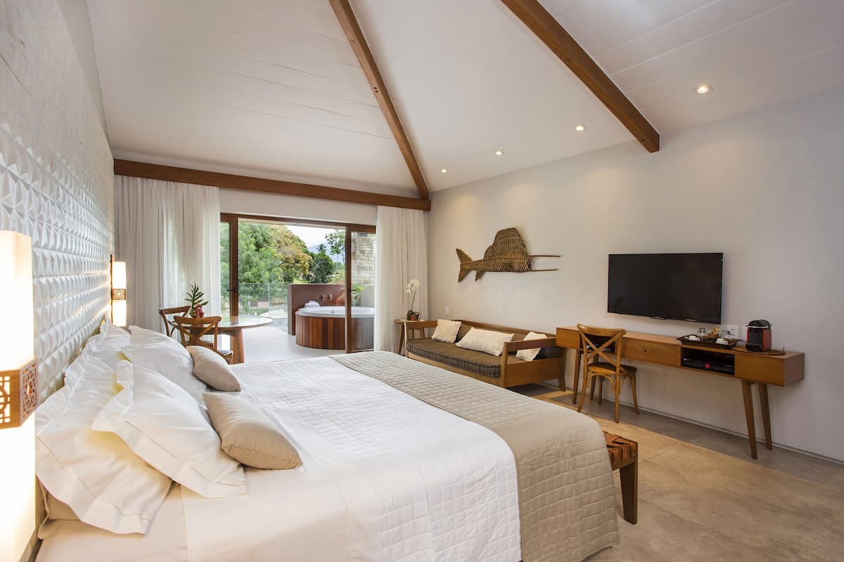 Suíte Exclusive | Minibar, in-room safe, blackout drapes, free WiFi
