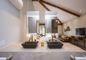 Suíte Exclusive | Bathroom | Free toiletries, hair dryer, towels - Hotel Real Villa Bella (Ilhabela)