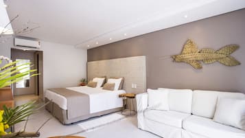 Apartamento Luxo Deck | Een minibar, een kluis op de kamer, verduisterende gordijnen