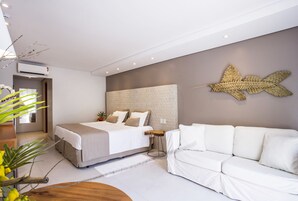 Apartamento Luxo Deck | Frigobar, cofres nos quartos, cortinas blackout, Wi-Fi de cortesia