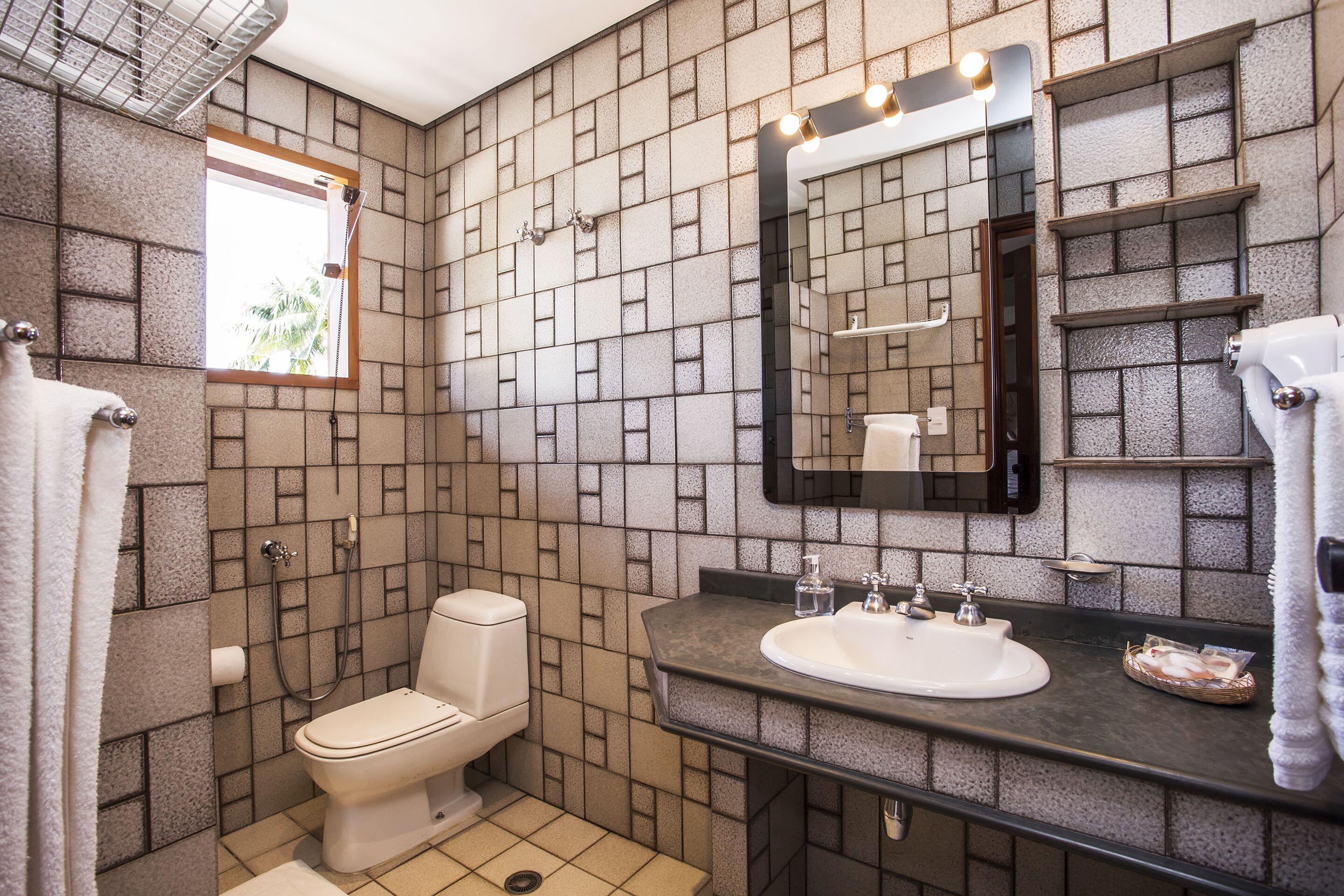 apartamento standard | bathroom | free toiletries, hair dryer, towels