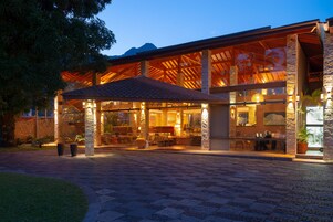 Fachada da propriedade à noite