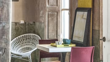 Estúdio | Individualmente decorados, individualmente mobiliados, escrivaninha