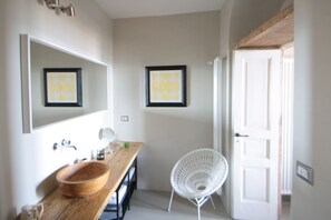 Studio | Bathroom | Shower, free toiletries, hair dryer, towels