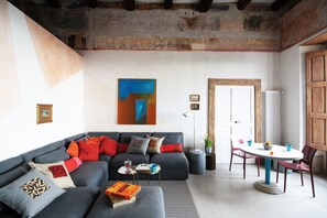 Apartamento, 1 quarto, sacada | Sala de estar | TV de tela plana