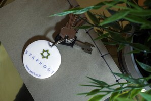 A white tag with the text "STARHOST" and a website address.