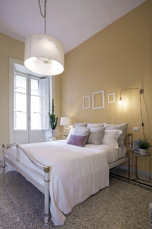 Departamento, 1 habitación, balcón | 1 habitación, decoración personalizada, muebles diferentes y escritorio