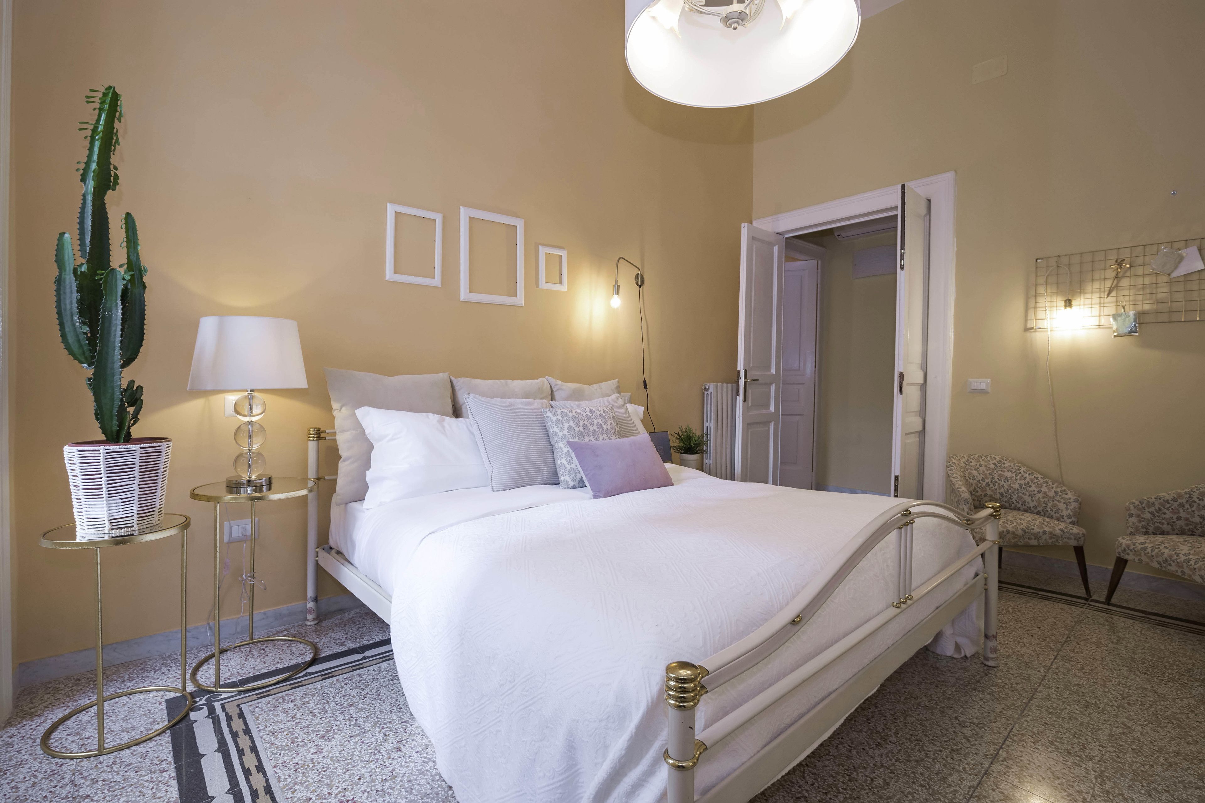 Lägenhet - 1 sovrum - balkong | 1 sovrum, individuell inredning, unika möbler och skrivbord