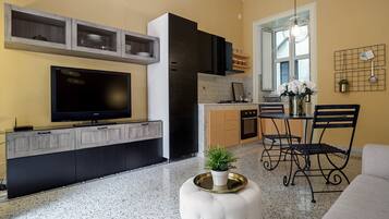 Apartamento, 1 quarto, sacada | Cozinha americana privada | Geladeira, fogão, cooktop, cafeteira/chaleira