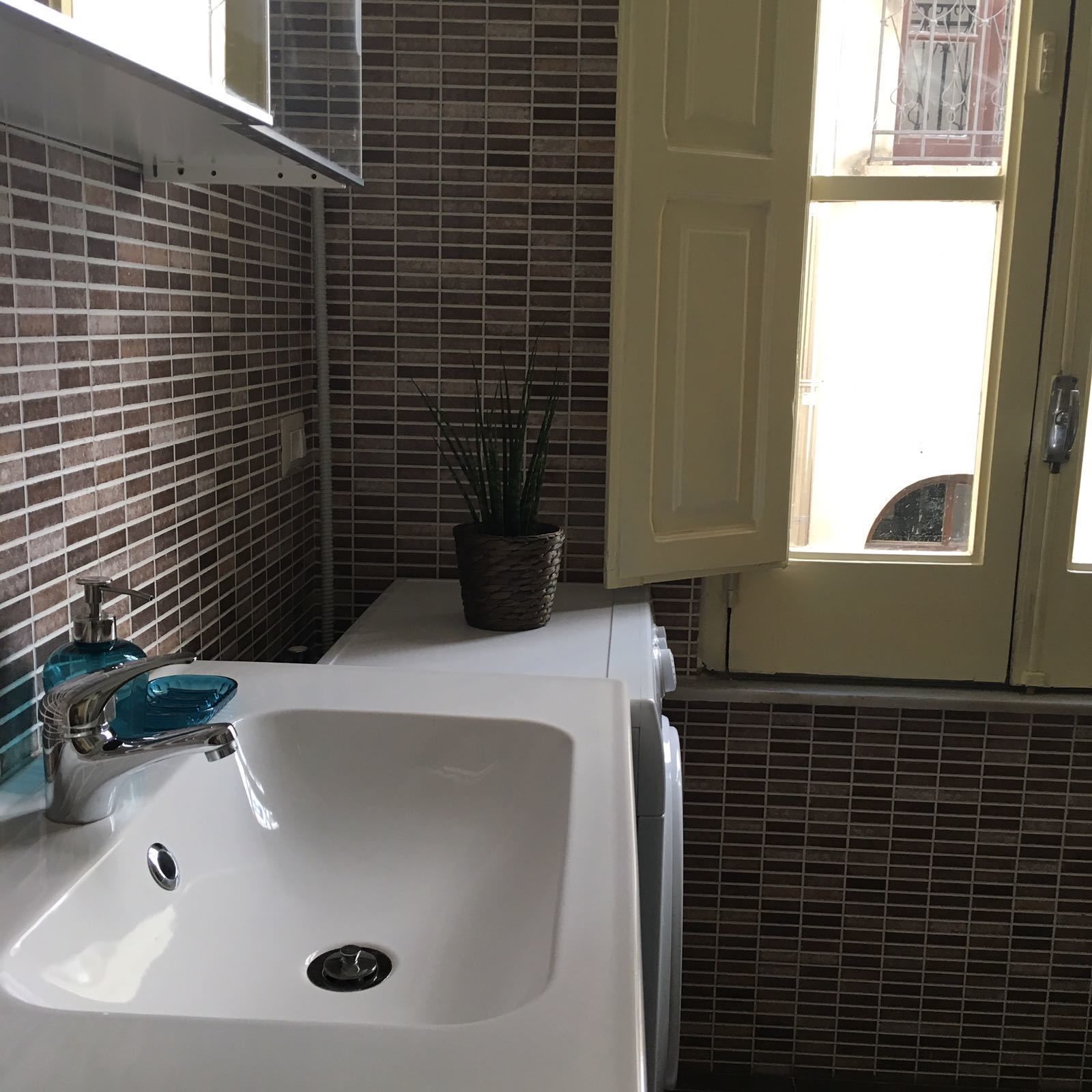 Apartamento, 1 quarto, sacada | Pia do banheiro