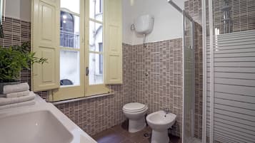 Appartement, 1 chambre, balcon | Ăquipements de salle de bain | Douche, articles de toilette gratuits, sĂšche-cheveux, bidet