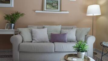 Apartamento, 1 quarto, sacada | Área de estar | TV de tela plana