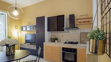 Apartamento, 1 quarto, sacada | Cozinha americana privada | Geladeira, fogão, cooktop, cafeteira/chaleira