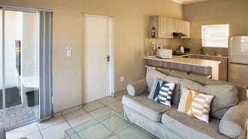 4 The Nook | Living area | 42-inch flat-screen TV with cable channels, TV
