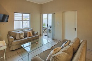 Casa de ciudad clásica, 2 habitaciones | Área de sala de estar | Televisión de pantalla plana de 42 pulgadas con canales por cable 