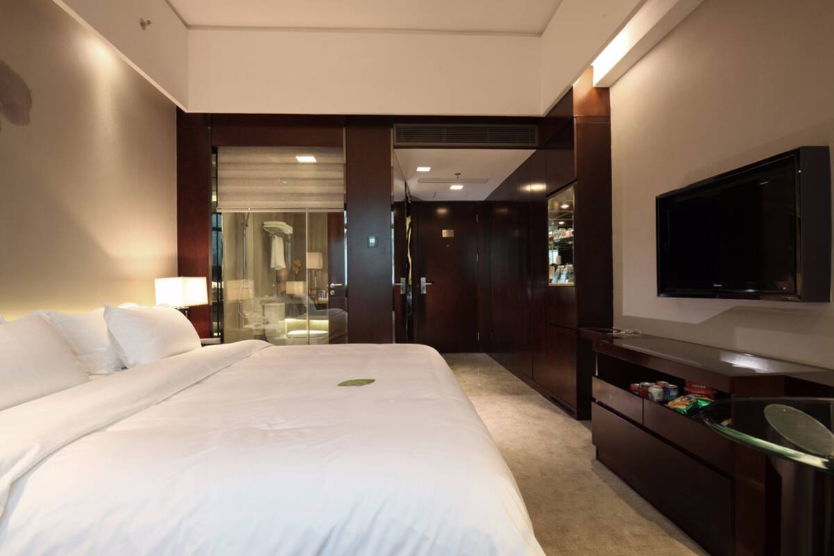 Business Double Room | Minibar, in-room safe, desk, blackout curtains