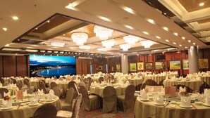 Breakfast, lunch and dinner served  - Fortune Century Hotel Zhuhai (Zhuhai)
