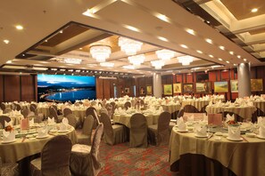 Breakfast, lunch, dinner served; local and international cuisine 