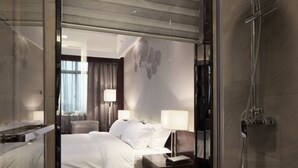 Business Double Room | Bathroom | Shower, free toiletries, hair dryer, slippers - Fortune Century Hotel Zhuhai (Zhuhai)