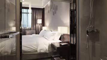 Business Double Room | Bathroom | Shower, free toiletries, hair dryer, slippers