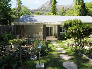 Stuga Deluxe - 2 sovrum - 2 badrum - utsikt mot trädgården | Terrass/Patio