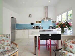 Deluxe-mökki, 2 makuuhuonetta, 2 kylpyhuonetta, näköala puutarhaan | Yksityinen keittiö | Jääkaappi, mikroaaltouuni, liesi, vedenkeitin