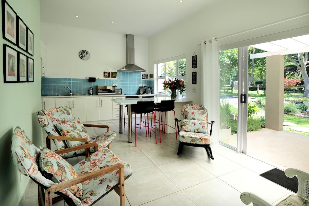 Deluxe Cottage, 2 Bedrooms, 2 Bathrooms, Garden View | Living area