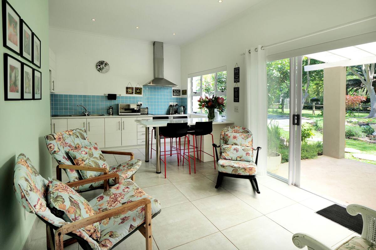 Deluxe Cottage, 2 Bedrooms, 2 Bathrooms, Garden View | Living area