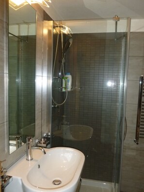 Dúplex, 2 habitaciones | Baño | Ducha, secador de pelo, bidé y toallas