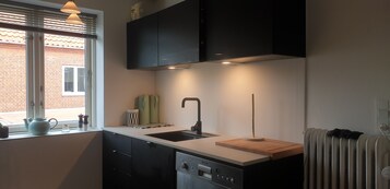 Habitación estándar con 1 cama doble o 2 individuales, 2 camas individuales | Cocina compartida | Horno, placa de cocina, lavavajillas y utensilios de cocina