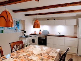 Horno, placa de cocina, lavavajillas, utensilios de cocina