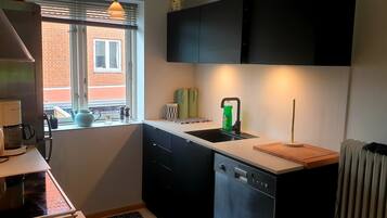 Standard Double or Twin Room, 2 Twin Beds, Park View | Shared kitchen | Oven, stovetop, dishwasher, cookware/dishes/utensils