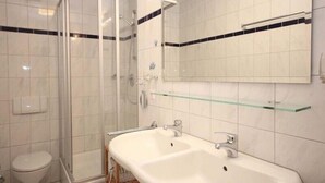 Condo, Balcony | Bathroom | Shower, towels - Villa & Haus Seydlitz (1RB11) (Binz)