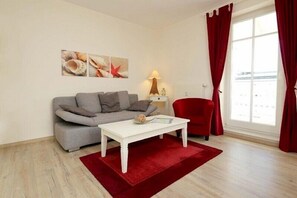Condo, balcón | Área de sala de estar | Televisión de pantalla plana y reproductor de DVD 