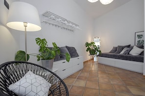 2 habitaciones, tabla de planchar con plancha, cunas y cuna de viaje 