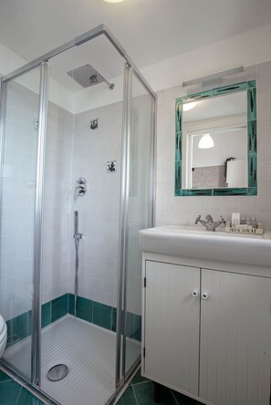 Studio | Salle de bain | Douche, articles de toilette (gratuits), séchoir à cheveux